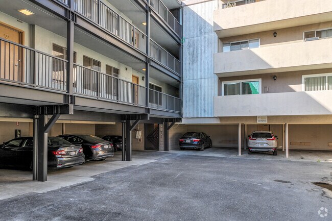 Building Garage - 280 Park View Ter
