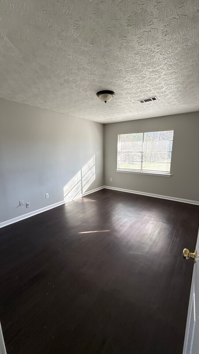 Foto del edificio - 3002 Dobbs Cir