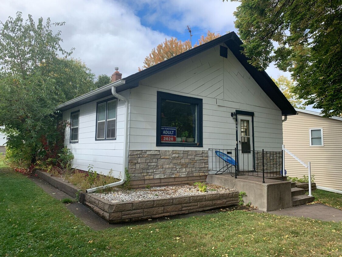 Foto principal - Newly remodeled Home of Robert St! 2 Beds/...