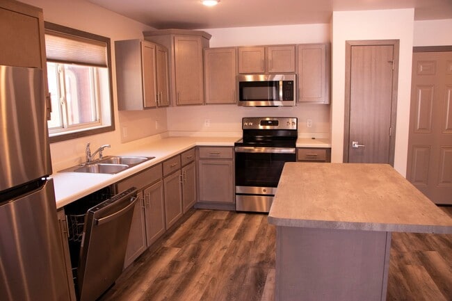 Building Photo - Spacious 2 Bed Southside Townhome!