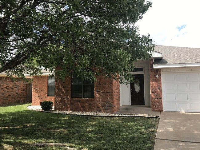 Building Photo - BRICK HOME IN NORTHEAST NEAR MESA ELEMENTARY