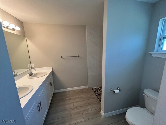 Building Photo - 504 Sheldon Ave