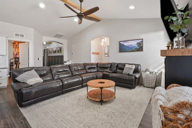 Foto del edificio - 304 Cliff Swallow Ave