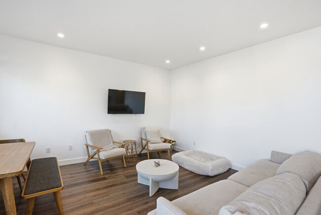 Building Photo - 259 Almond St