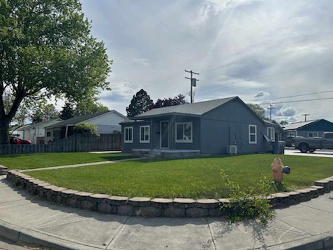 Primary Photo - 1327 Tunis Ave