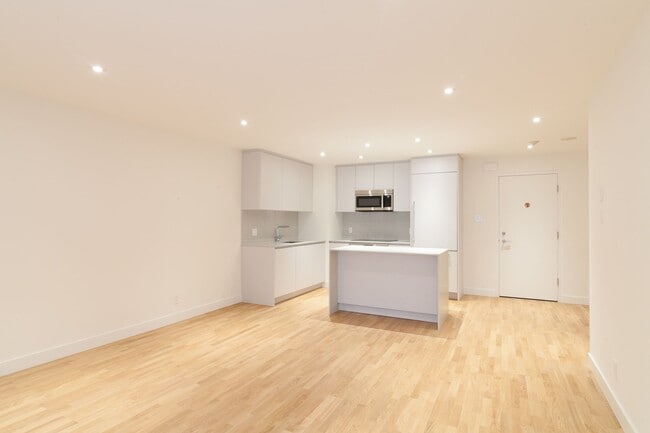 Building Photo - 3495 Rue de la Montagne