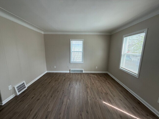 Building Photo - Renovated 3-Bedroom Home – We Welcome Sect...
