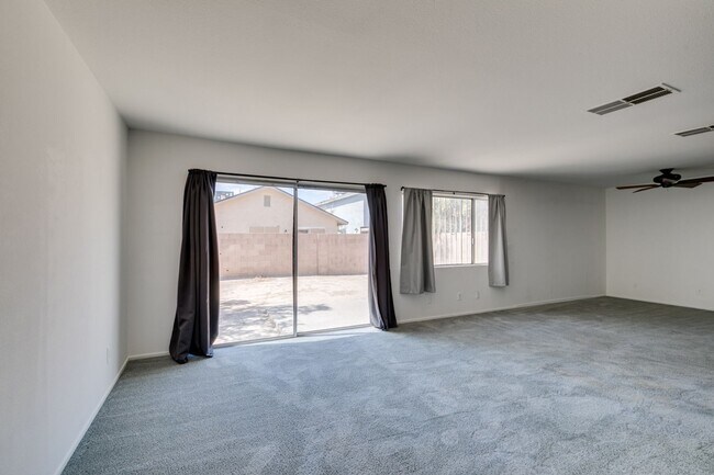 Foto del edificio - Double Primary Townhome with Spacious Backyard in 89115!