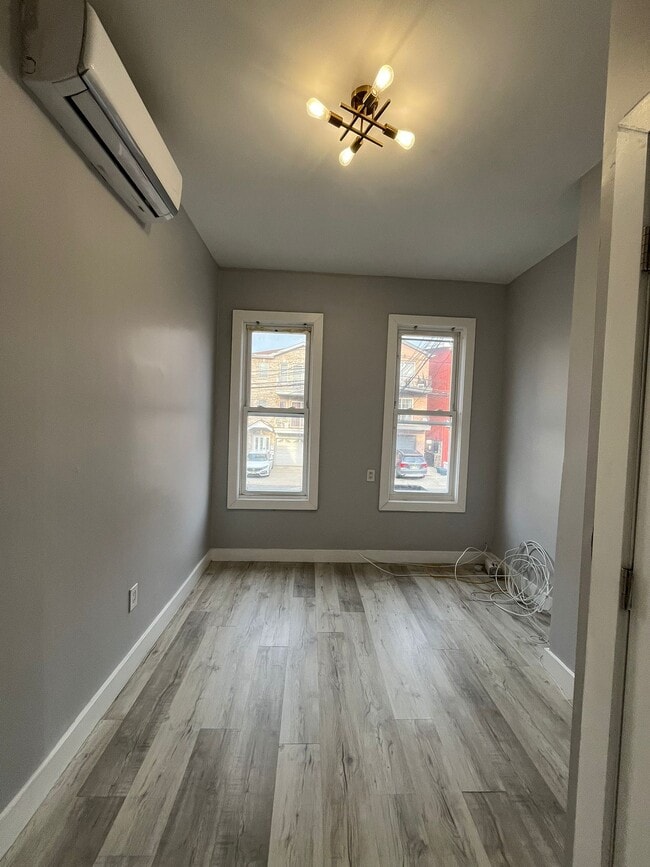 Building Photo - 86 Zabriskie St