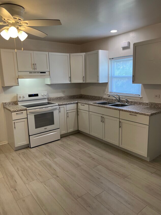 Foto principal - 7245 W Lawrence Ave