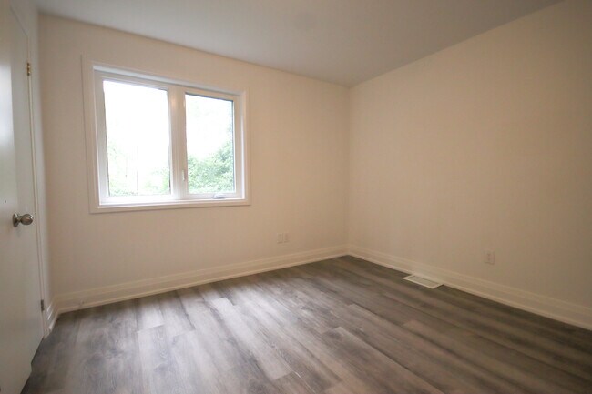 Photo du bâtiment - Stacked Townhouse In Family Neighborhood