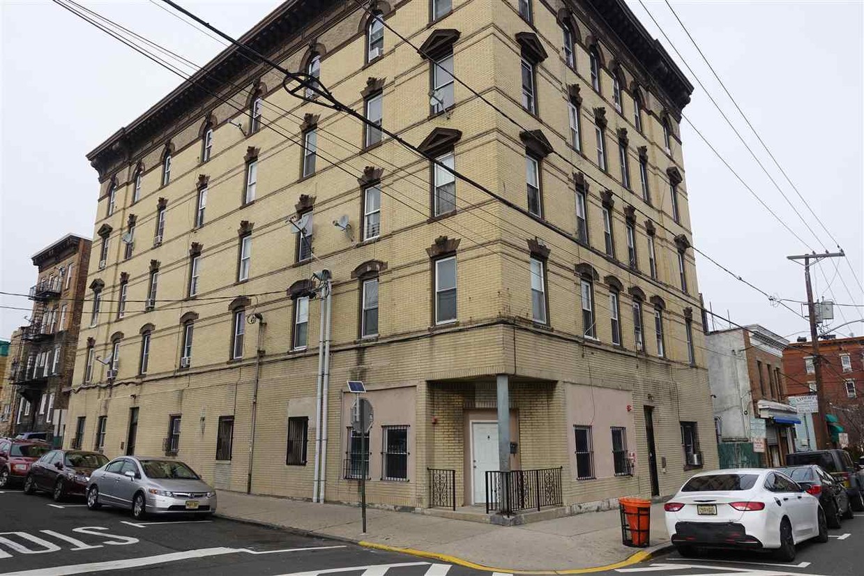 Primary Photo - 706 24th St