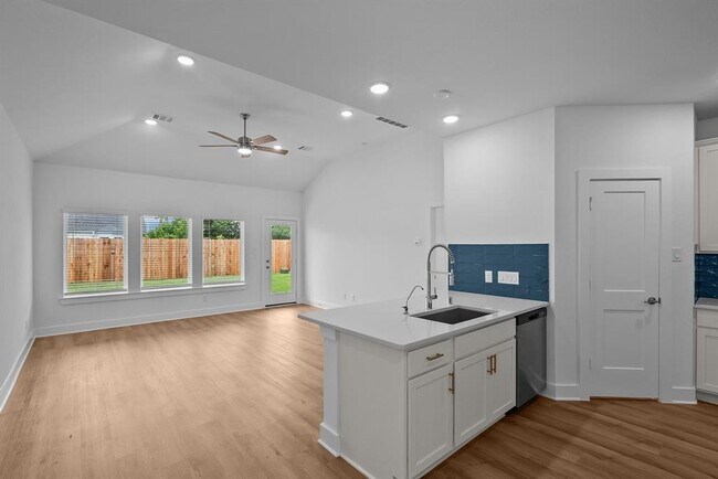 Building Photo - 31915 Splendor Dr
