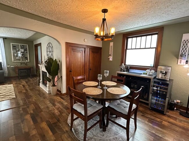 Building Photo - 211 S Oak St