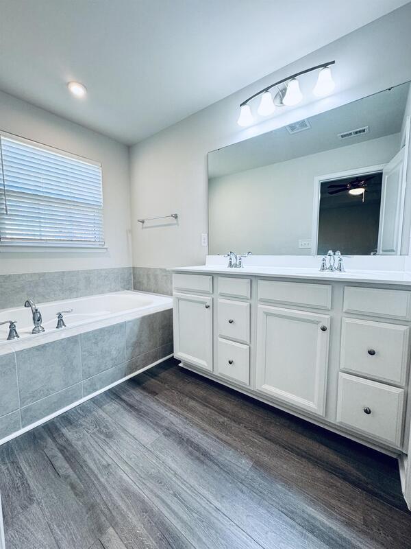 Building Photo - 449 Cross Country Way