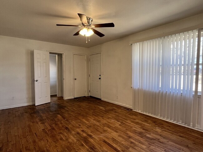 Foto del edificio - 4-Bedroom Home with Spacious Fenced Yard