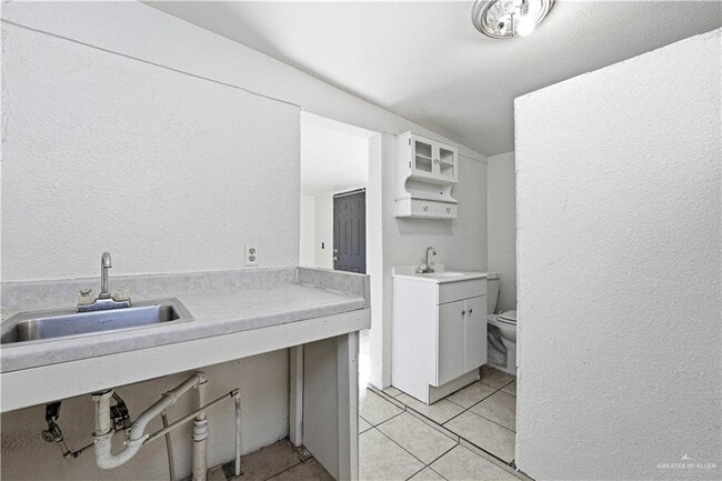 Building Photo - 6 Hendrix Dr