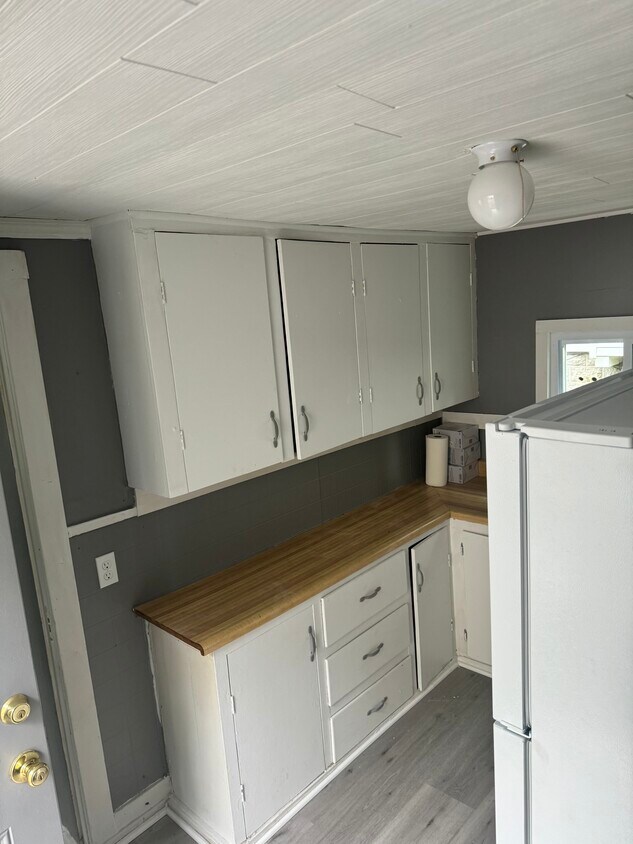 Small single 1 bedroom unit. Water/garbage included. $800/month. 12 month lease. No pets. Section 8. - 4035 W Main Street Rd