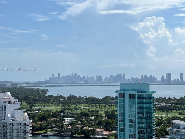 Foto del edificio - 6301 Collins Ave