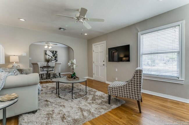 Building Photo - CHARMING 3-BEDROOM HOME IN ALAMO HEIGHTS