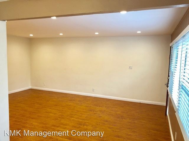 Foto del edificio - 2 br, 1 bath Apartment - 10730-36 Rose Ave...