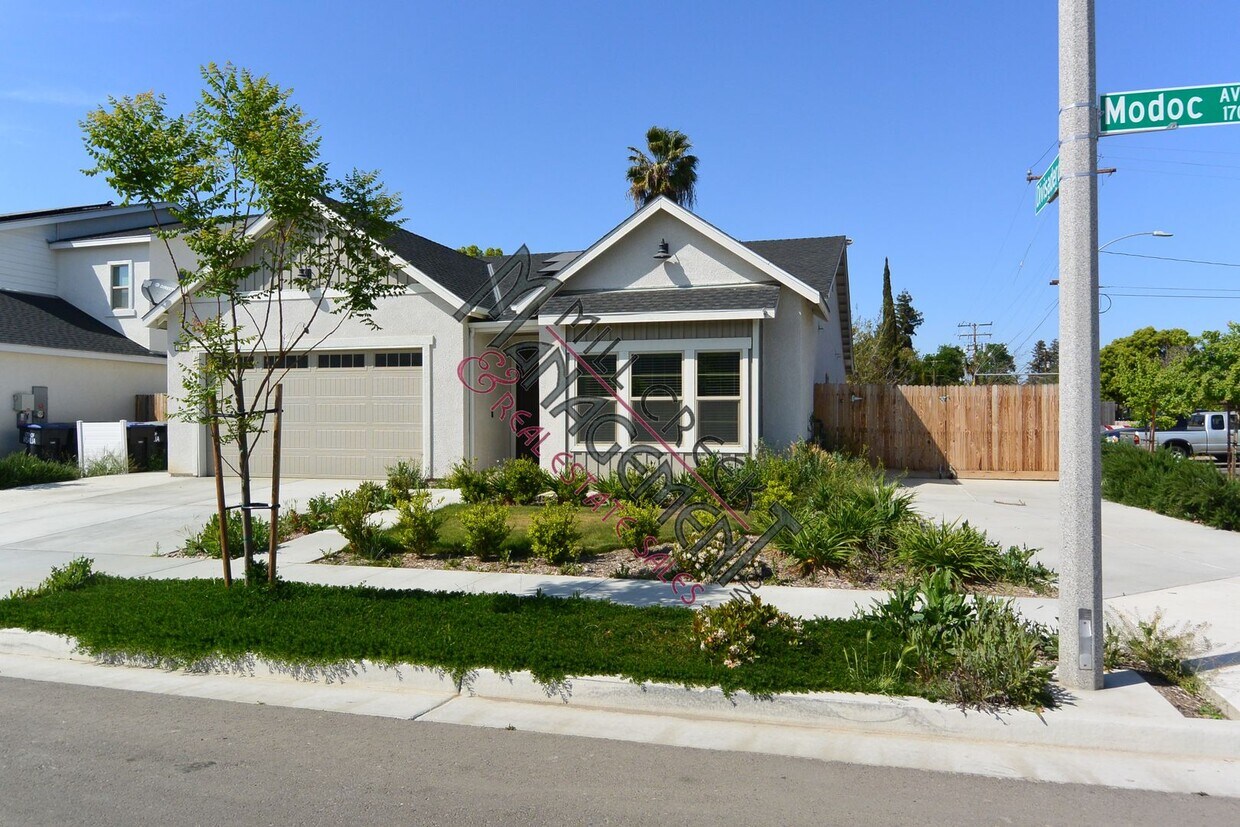 Primary Photo - Stunning newer home in North West Visalia ...