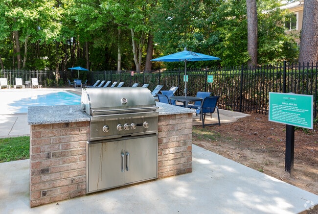 Barbacoa junto a la piscina - Cary Pines Apartments