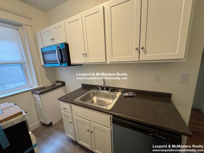 Building Photo - 68 Woodstock Ave