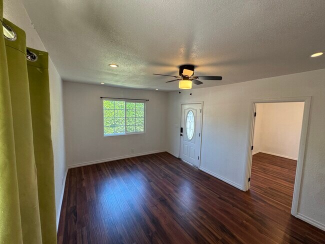 Vista de la sala de estar - 526 Brooks Ave