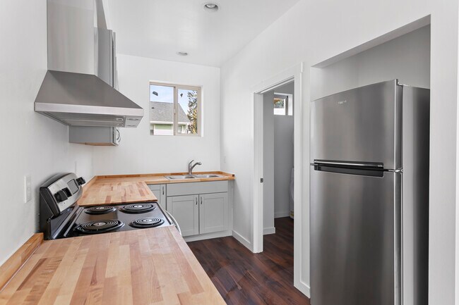 Building Photo - 2038 Salam Loop
