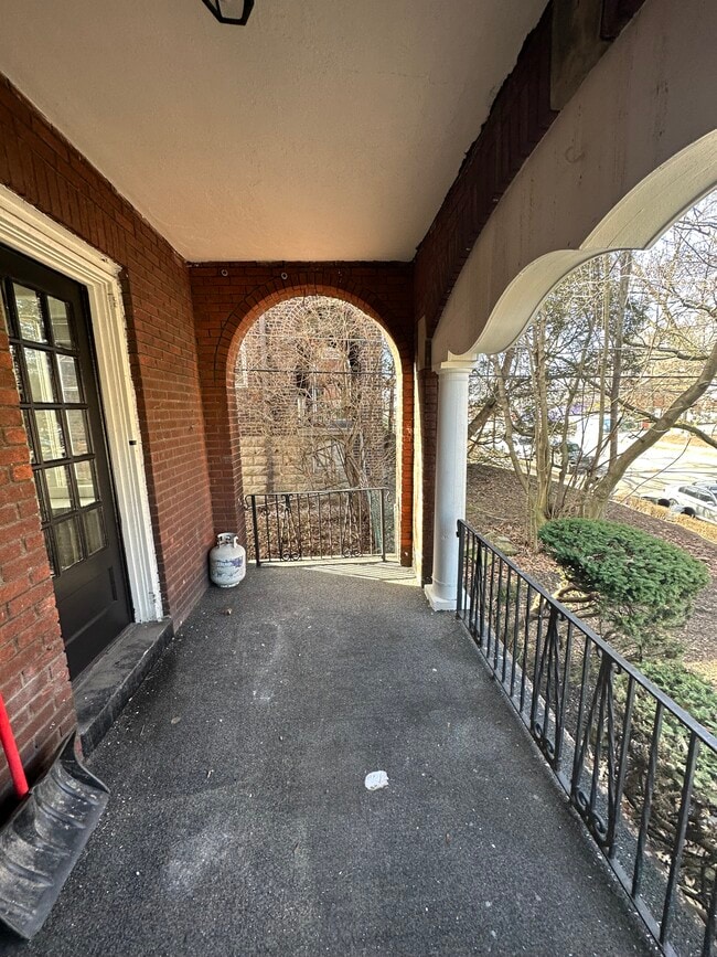 Building Photo - 5718 Beacon St