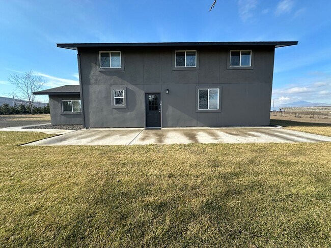 Building Photo - *360 TOUR AVAILABLE* Country Living on 5 A...
