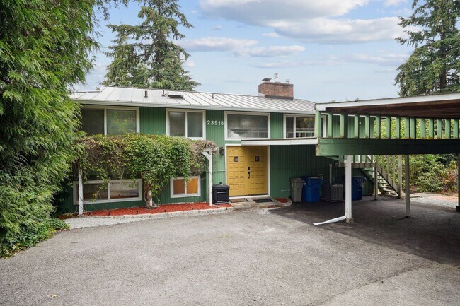 Building Photo - MIL  with 1 bedroom, 1 bathroom and den on...