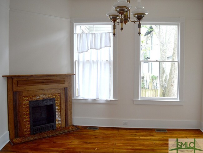 Building Photo - 205 W 41st St