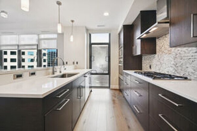 Foto del edificio - Luxury 2BR/ 2BA Condo in Downtown Bethesda...