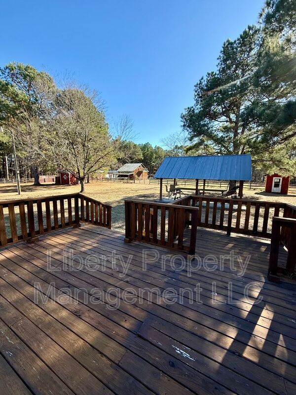 Building Photo - 143 Quail Dr