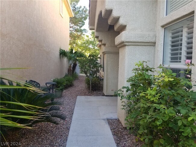 Building Photo - 9261 Pitching Wedge Dr