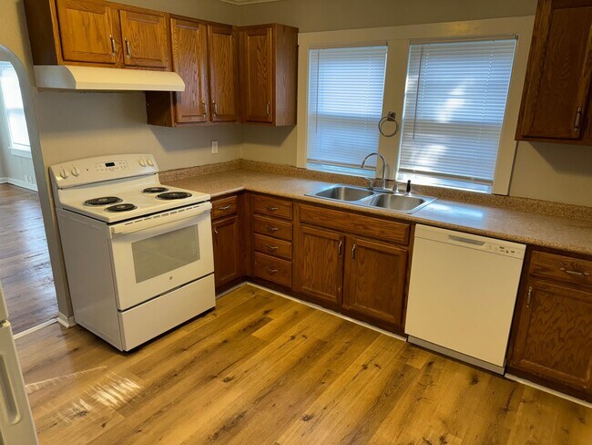 Building Photo - 2 Bedroom House - RENT SPECIAL!