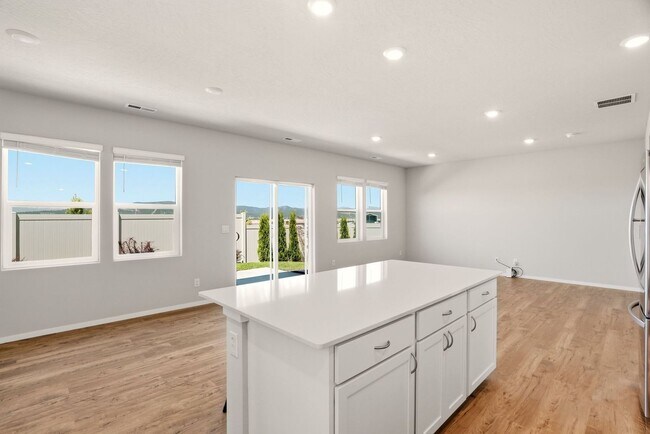Foto del edificio - Beautiful Liberty Lake DR Horton Home!