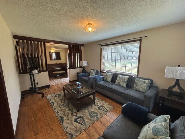 Foto del edificio - 720 Riverland Dr