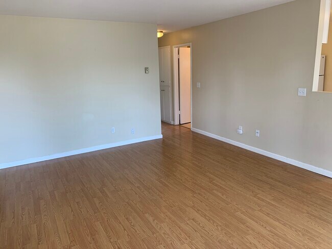 Building Photo - 1610 Cloverdale Ln