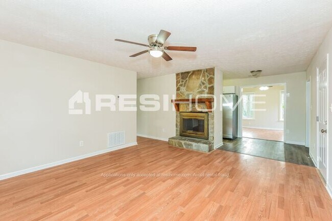 Building Photo - 623 Crestmont Ct