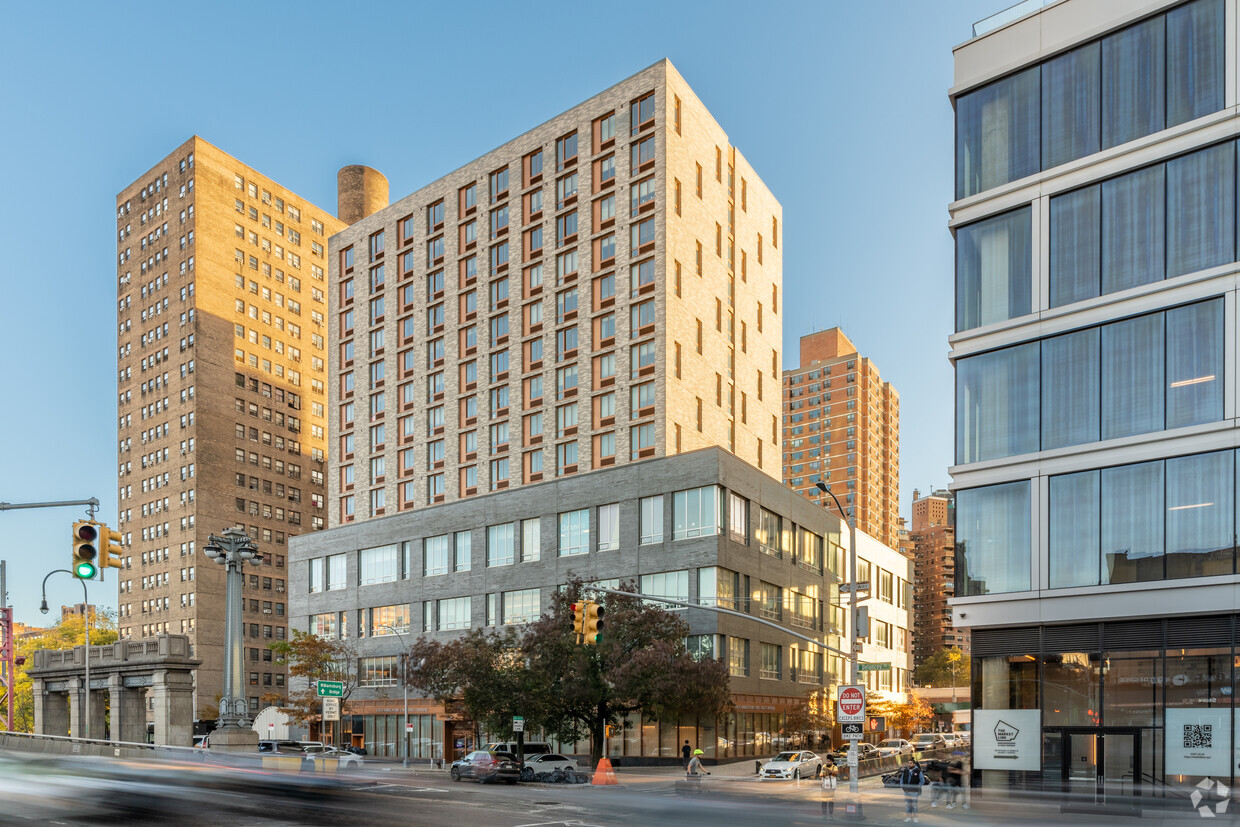 Foto principal - Senior Apartments & Essex Crossing