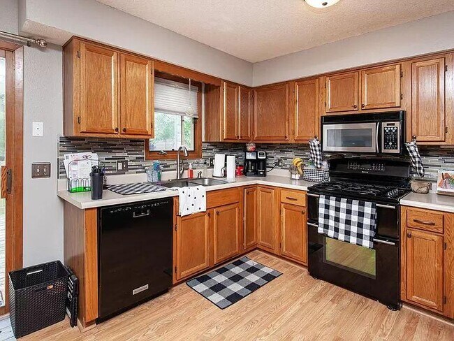Building Photo - 6911 Mill Pond Dr