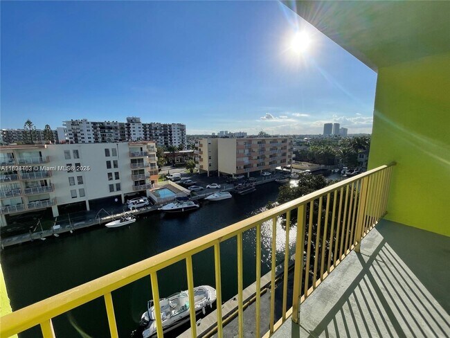 Foto del edificio - 3626 NE 168th St