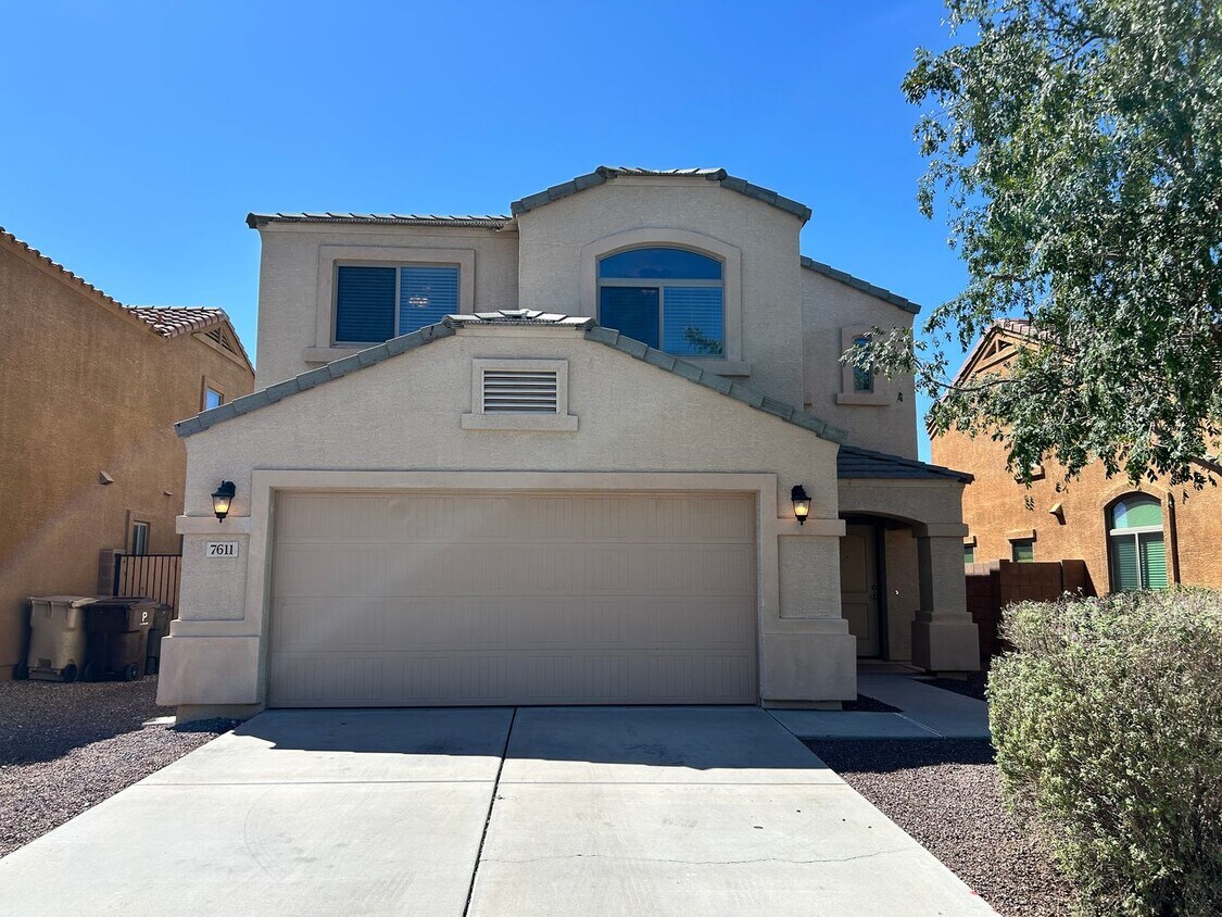 Foto principal - Spacious 3-Bedroom Home with Loft