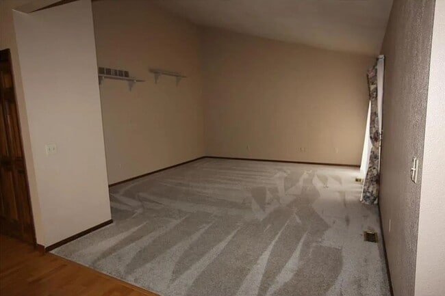 Building Photo - Massive 4 Bedroom 3 bath home