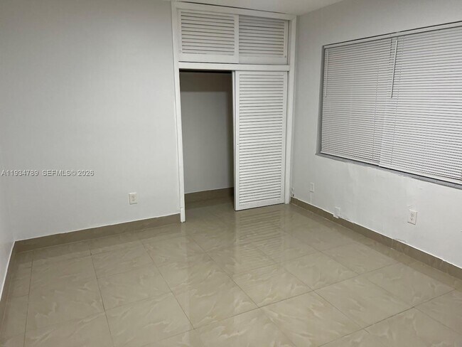 Foto del edificio - 2072 NE 169th St