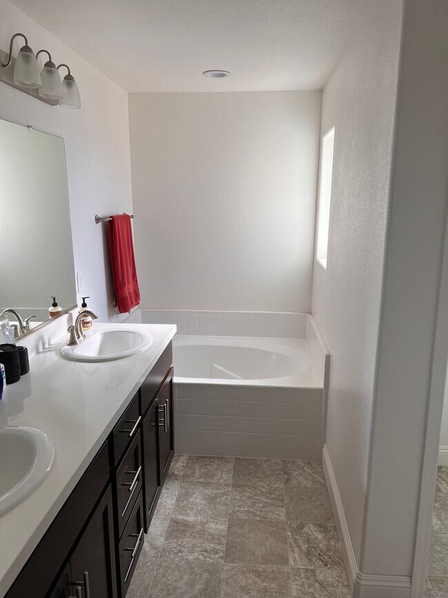 Building Photo - Charming 3-Bedroom 2.5 Bath Home for Rent ...