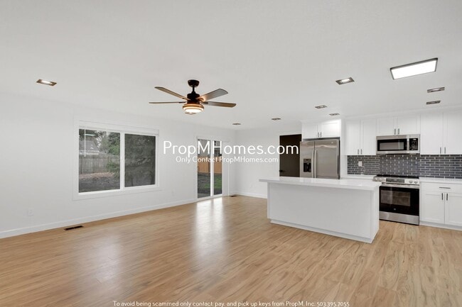 Building Photo - Newly Updated 3 Bedroom Aloha Home - Huge Yard!